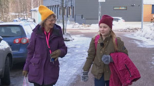 Marina Ahola och Linda Kaasinen tillbringar så mycket tid tillsammans som möjligt. Farmor och barnbarn promenerar på trottoaren.