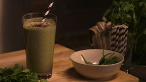 Vegansk "mint-choclate chip milkshake" på kokos och mynta Vegansk "mint-choclate chip milkshake" på kokos och mynta