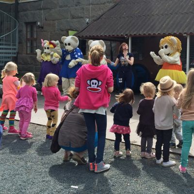 Ti-Ti-nallen perhe tanssii lasten kanssa
