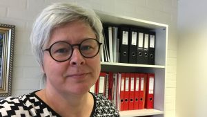 Mona Enlund kan bevilja ledigt åt föräldrar som kan axla ansvaret för undervisningen. Mona Enlund är rektor i Petalax högstadieskola