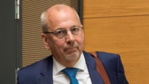Jan-Olof Nyholm är jurist och stöter ibland på fall där separerande parter grälar om vem som ska få husdjuret. Han vill öppna upp för en diskussion om förfarandet vid dylika situationer. jan-olof nyholm