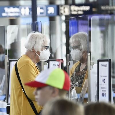 Lentomatkustajia lähtevien lentojen aulassa Helsinki-Vantaan lentokentällä 6. heinäkuuta 2021.