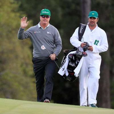 Charley Hoffman tervehtii yleisöä.
