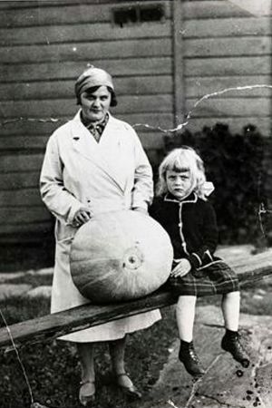 Femåriga Linnea Gärkman och hennes mamma Julia med en rekordpumpa på Villa Kinnekulla i Tölö i Helsingfors.år 1931. 5-åriga Linnea Gärkman och hennes mamma Julia med en rekordpumpa på Villa Kinnekulla i Tölö i Helsingfors.år 1931