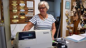 Stina Eggert handlar kläder på nätet, men ur företagarens perspektiv har hon svårt att se fördelarna. Stinga Eggert knäpper på kassaapparaten.