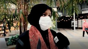 Att dekorera i hemmet och se till att det finns tillräckligt med mat hör till under ramadan, berättar Halimo Ahmed. Kvinna med huvudduk och ansiktsmask blir intervjuad.