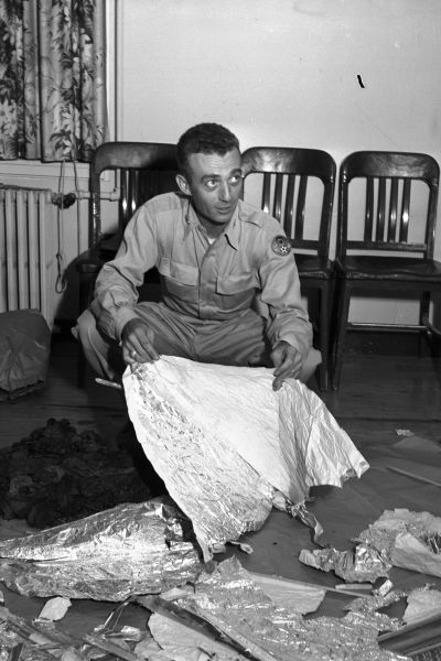 Militärperson med bråte från den så kallade Roswell-incidenten.