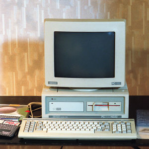 1980-luvun puolivälissä julkaistu Amstrad PC1640 -kotitietokone pöydällä.