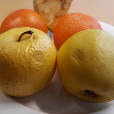 Kuvassa ylikypsiä hedelmiä ja lanttu