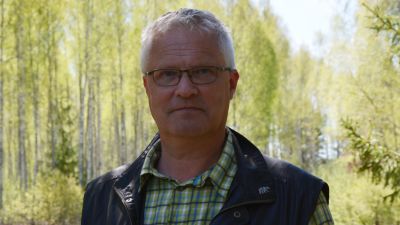 Jaktchef Stefan Pellas i starkt motljus.