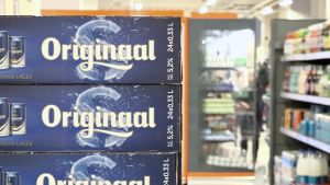 I dag säljs också mindre estniska bryggeriers produkter till finländska köpare - men ännu bättre går de billigaste standardölen åt. Backar fulla med öl i en estnisk alkoholbutik.