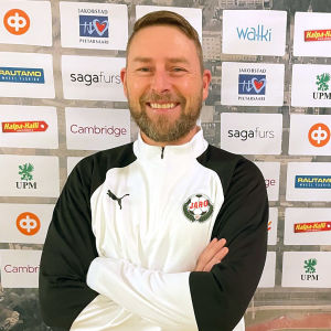 Jimmy Wargh drar på smilbanden efter att han presenterats som FF Jaros nya huvudtränare. Jimmy Wargh, FF Jaro