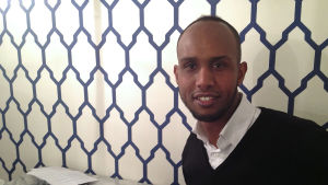 Företagaren Ahmed Hassan försvarar Migri och säger att invandrarverket gör ett bra arbete. ahmed hassad
