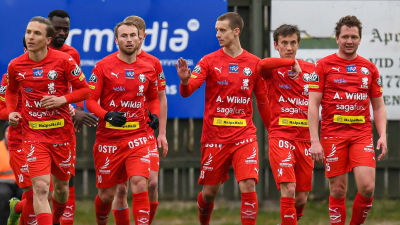 FF Jaros spelare marscherar.