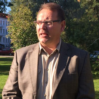Kansanedustaja Reijo Hongisto (sin.)