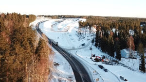 Vy söderifrån vid Hangöuddsvägen. Närmast på bilden byggs en underfart som ska förena Travvägen med Travbansgatan. Bild tagen från luften av riksväg 25 i Lojo.