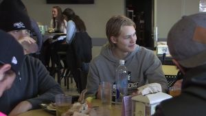 Kasper Björkqvist äter frukost med sina lagkompisar i ett av kaféerna på universitetsområdet. Kasper Björkqvist äter frukost på campuset i Providence i USA.