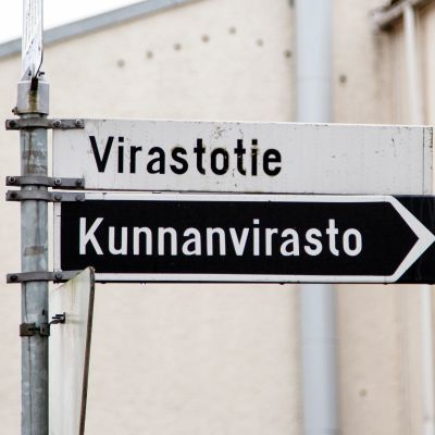 Kunnanvirastoon ohjaava tienviitta.