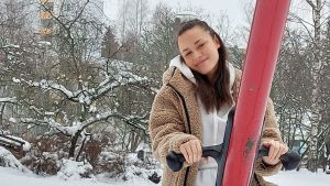 Kiara ser fram emot att flytta till England, må bra och ta nästa steg i karriären. Kiara Nelson ler i kameran, sitter i en gunga, det är vinter, höghus i bakgrunden