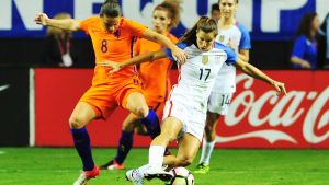Kamp om bollen mellan Sherida Spitse och Tobin Heath.