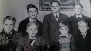 De sju bröderna Grönqvist. Övre raden från vänster: Sten, Hans, Bengt. Nedre raden från vänster: Ragnar, Torvald, Erik och Kurt Grönqvist. De sju bröderna Grönqvist. Övre raden från vänster: Sten, Hans, Bengt. Nedre raden från vänster: Ragnar, Torvald, Erik och Kurt Grönqvist.