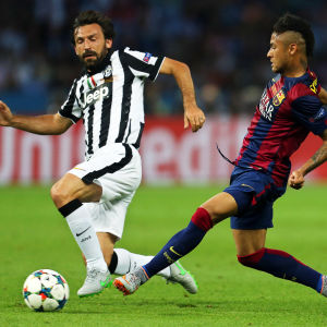 Pirlo mot Neymar 2015. Bägge har rest vidare. Andrea Pirlo och Neymar i kamp om bollen i finalen 2015.