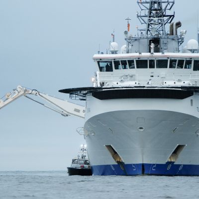 Viranomaiset valmistautuvat nostamaan Suomenlahdella uponneen luotsiveneen 19. joulukuuta.
