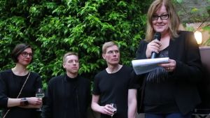 Eija-Liisa Ahtila (th) fortsätter i kommande verk att utforska den rörliga bildens möjligheter. Tv Taru Elfving, Patrik Söderlund, Visa Suonpää Eija-Liisa Ahtila gästtalar vid Frame Finlands mottagning