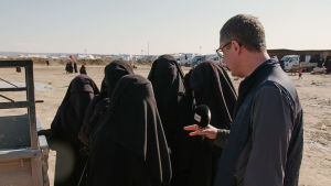 Antti Kuronen var den första finska journalisten som besökte fånglägret i al-Hol i nordöstra Syrien i maj 2019. Antti Kuronen intervjuar fem kvinnor i heltäckande svarta burkhan.