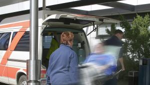 En plötslig ambulansresa kan göra stor skillnad i hur ivrig patienten är att ta sina mediciner. Ambulanspersonal vid ett sjukhus