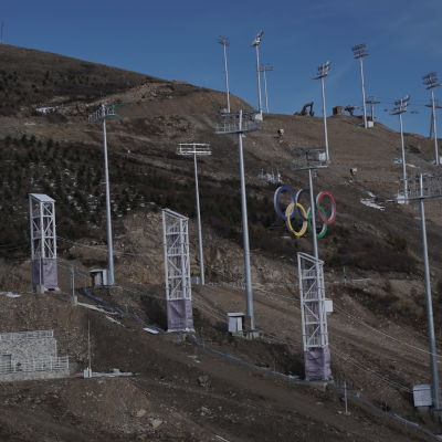 Pekingin talviolympialaisten olympiarenkaat Zhangjiakoussa. Kuvassa vielä paljas mäki.