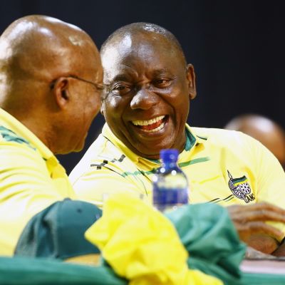 Cyril Ramaphosa (oik.) keskusteli Etelä-Afrikan presidentin Jacob Zuman kanssa ANC:n puoluekokouksessa 16.12.2017.