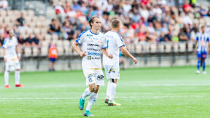 Fotbollsspelaren Lassi Järvenpää springer under match.