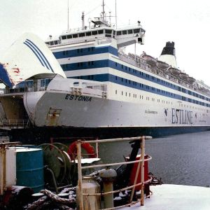 Fartyget Estonia vid kajen med öppet bogvisir.