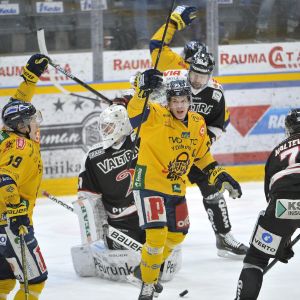 Lukko firar öppningsmålet i matchen mot JYP