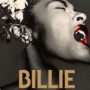 Billie-elokuvan juliste, lähikuvassa Billie Holiday laulaa, kuvassa teksti ”Billie”.