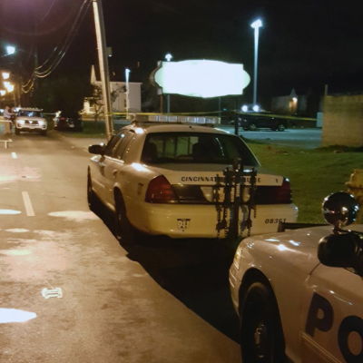 Två polisbilar utanför en nattklubb i Cincinnati, Ohio där en människa har skjutits ihjäl och 14 skadats.