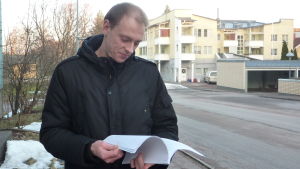 Stadsstyrelsens ordförande Anders Walls (SFP) bläddrar i förvaltningsstadgan. Arkivbild. Stadsstyrelseordföranden Anders Walls (SFP) har lett arbetet med den rätt nya stadgan. Han är nöjd med den.