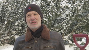 Henrik Nymalm önskar att samhället skulle se pensionärerna som en resurs. En äldre man i ett vinterlandskap.