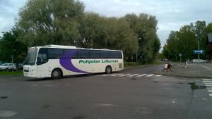 Ingåborna är inte nöjda med de senaste besluten inom kollektivtrafiken. Pohjolan Liikennes buss i Ingå kyrkby