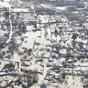 Ett foto taget från luften som visar en översvämmad by.