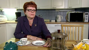 Päivi Valo päätyi metalliseen Salutaan, kun entinen muovinen paahdin syttyi tuleen. Päivi Valo päätyi metalliseen Salutaan, kun entinen muovinen paahdin syttyi tuleen.