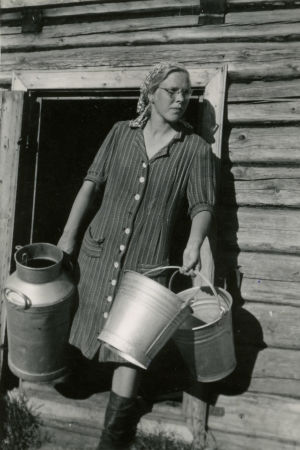 Päiväkirja kertoo karjakon työsuorituksesta 5. kesäkuuta: "Lypsin kaksi lehmää. Hoidin possua." Meri karjakkona 1944.