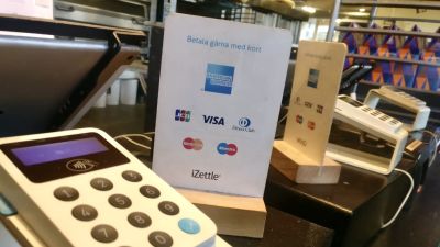Skylt som ber om kortbetalning.