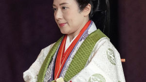 Masakos kläder "junihitoe" väger så mycket att det behövs tjänstemän till hjälp när hon går. Kejsare Naruhitos fru Masako under kröningen av Naruhito.
