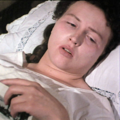 Pirkko Nurmi esittää Edith Södergrania televisioelokuvassa Maa jota ei ole (1977).