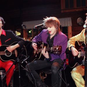 Muusikot Aki Sirkesalo, Michael Monroe (Mike Monroe, oik. Matti Fagerholm) ja Sami Saari esiintyvät Groovymeisseli-ohjelmassa 1997.