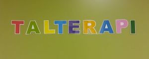 Barn är talterapeuternas huvudsakliga klienter. Dörr med texten talterapi med färggranna bokstäver.