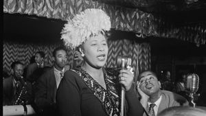 Ella Fitzgerald står i en jazzklubb och sjunger