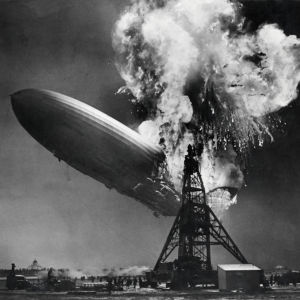 Hindenburg tuhoutui Lakehurstissa, New Yorkin luona Yhdysvalloissa 6. toukokuuta 1937. Suurin osa näyttävästä liekistä johtui ilmalaivan alumiinirakenteen palamisesta. Hindenburg tuhoutui Lakehurstissa, New Yorkin luona Yhdysvalloissa 6. toukokuuta 1937.